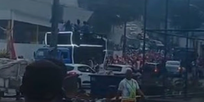 Micro-ônibus atropela fiéis em procissão no Grande Recife - WhatsApp