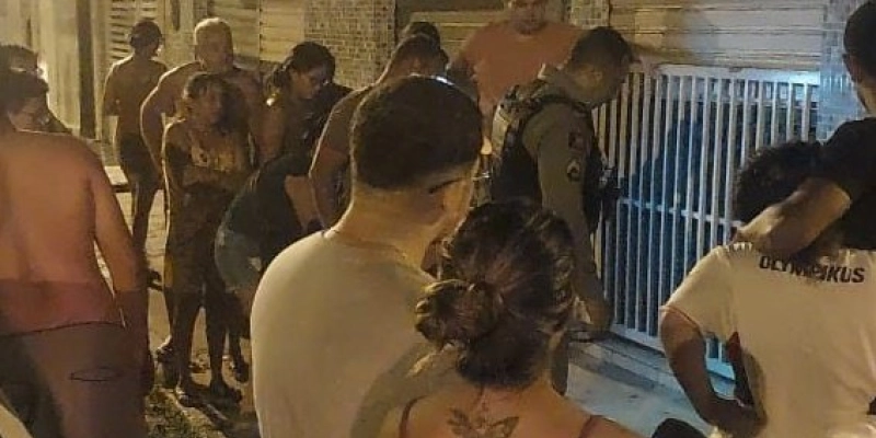 Homem foi rrendido e agredido em Rio Tinto, no Litoral Norte, na noite do último sábado (30). - Reprodução