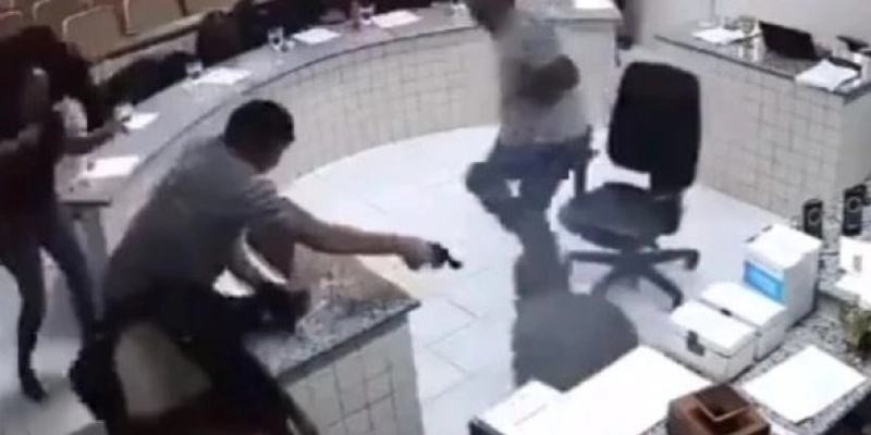 Homem interrompe julgamento e atira contra acusado pelo assassinato do pai em Pernambuco - Reprodução/Print de vídeo de câmera de segurança