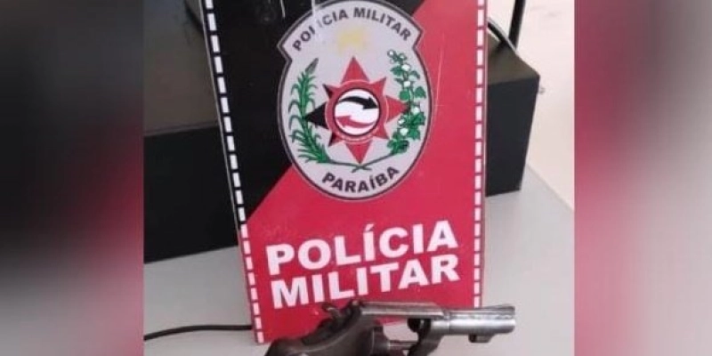 Homem é preso com revólver na calçada de bar em Serra Grande - Reprodução / Polícia Militar