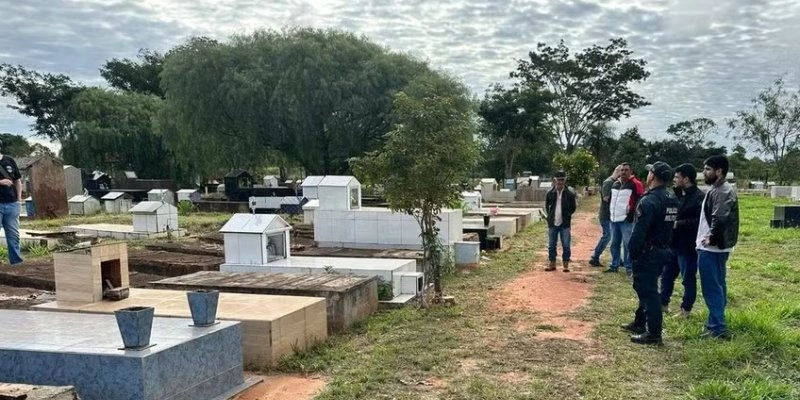 Equipes da perícia estiveram no cemitério de Ponta Porã para investigar o caso - Divulgação/ PCMS