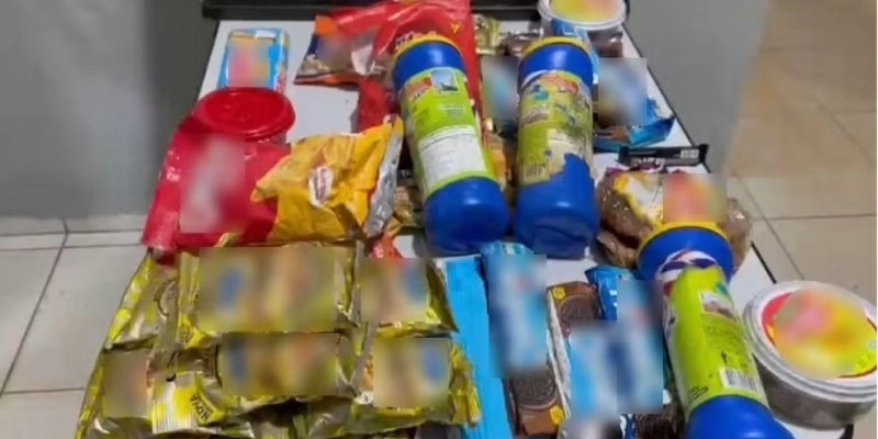 Doces estavam vencidos e foram pego de uma loja pelos catadores - Reprodução