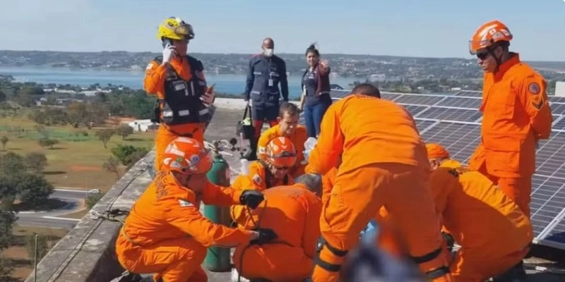 Homem foi socorrido por bombeiros, mas não resistiu - Divulgação/CBMDF
