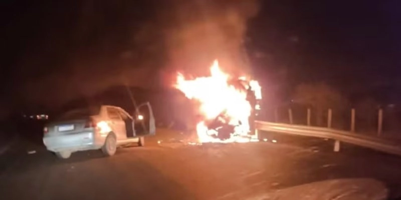 Fogo consumiu todo o carro envolvido em acidente no Congo, Paraíba - TV Paraíba/Reprodução