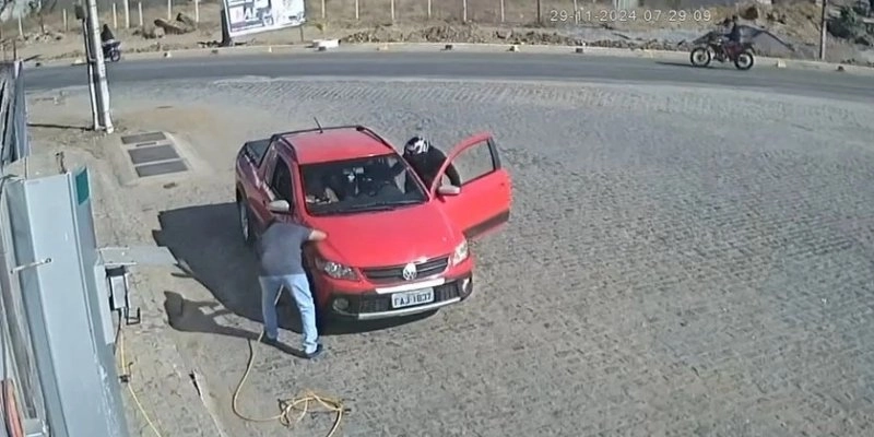 Homem rouba carro com mulher dentro enquanto dono calibrava pneu - Reprodução