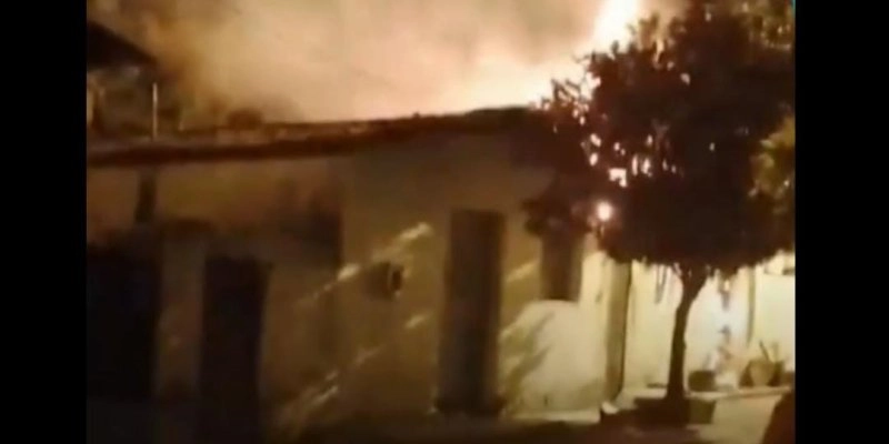 Homem coloca fogo na própria casa em Piancó - Reprodução 