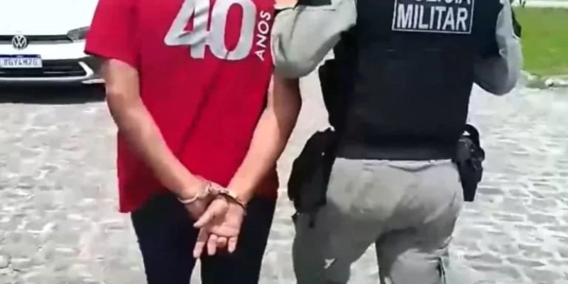 Homem aparentava está nervoso ao avistar os policiais - Reprodução 