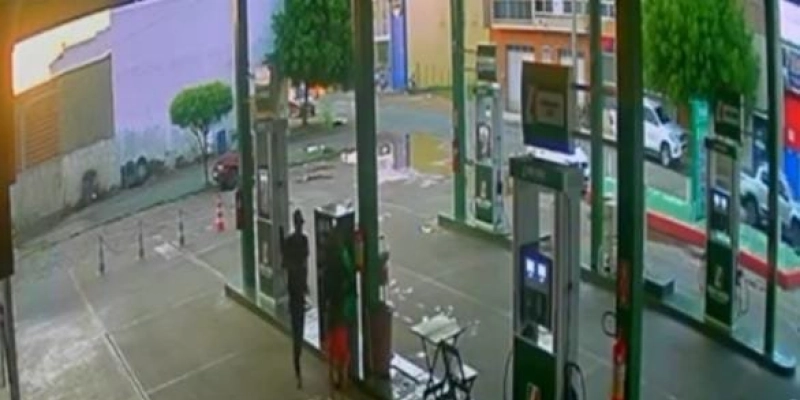 O assalto foi registrado por uma câmera de monitoramento - Câmeras de Segurança /Reprodução