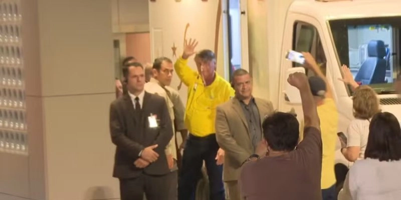 Bolsonaro chega a hospital em Brasília - Reprodução