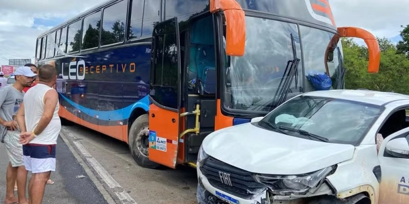 cidente entre ônibus com torcedores do Santa Cruz e mais dois veículos deixa feridos na Paraíba - TV Cabo Branco