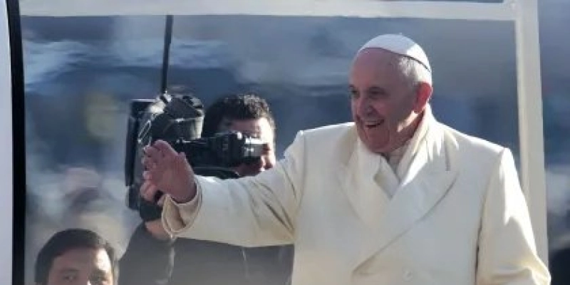 Padre Fábian Báez e papa Francisco em 2014 no Vaticano - REUTERS