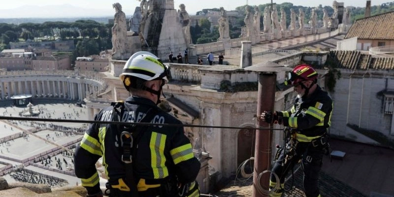 Os trabalhadores fixaram um cano cor de ferrugem acima das telhas da Capela Sistina, do século 15, conhecida por seus afrescos de Michelangelo. - Divulgação/Vaticano