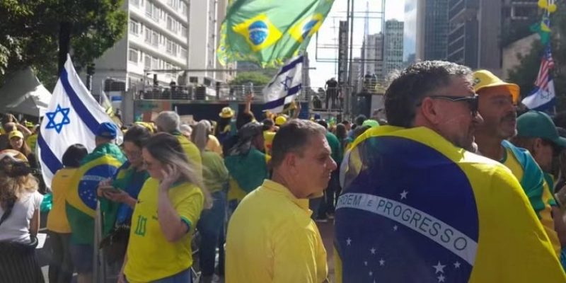 Nas imagens é possível ver manifestantes vestidos de verde e amarelo, além de bandeiras do Brasil, dos Estados Unidos e de Israel. - David Irikura/TV Globo