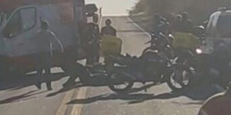 Os trabalhadores que estavam na pista sofreram graves fraturas - Redes Sociais