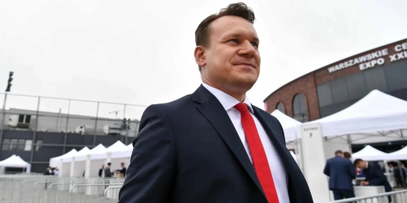 O eurodeputado polonês Dominik Tarczynski, que encabeça o grupo de 16 deputados do Parlamento Europeu que pediram sanções - PIOTR NOWAK/EFE/EPA