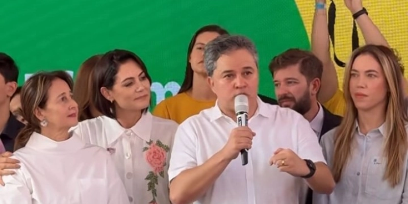 Efraim ao lado de Michele Bolsonaro - Reprodução/Instagram 