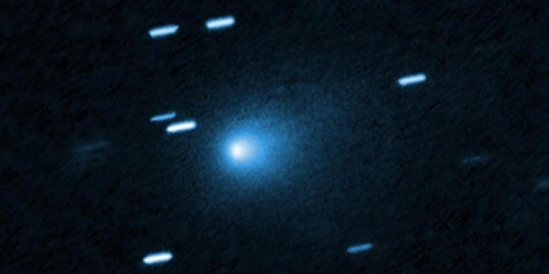 Astrofotografia do Cometa 3I/Atlas. Percebe-se a formação de uma coma. Os rastros brancos são estrelas, pois o cometa está se momento em relação a elas - Telescópio Espacial Hubble/NASA/ESA