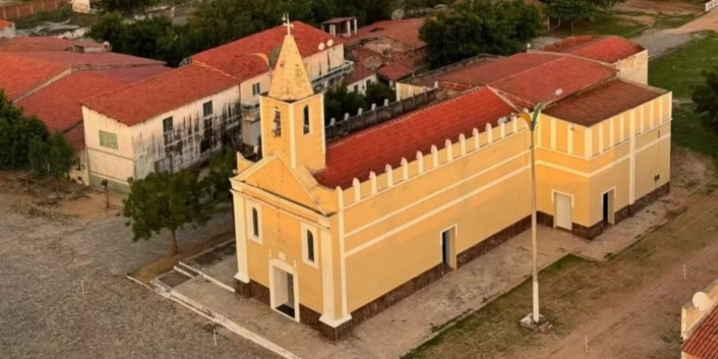 Famílias do distrito de Uiraponga, na cidade de Morada Nova, a 167 quilômetros de Fortaleza, foram expulsas por criminosos em meio a guerra de facções. - Meu País Uiraponga/ Reprodução