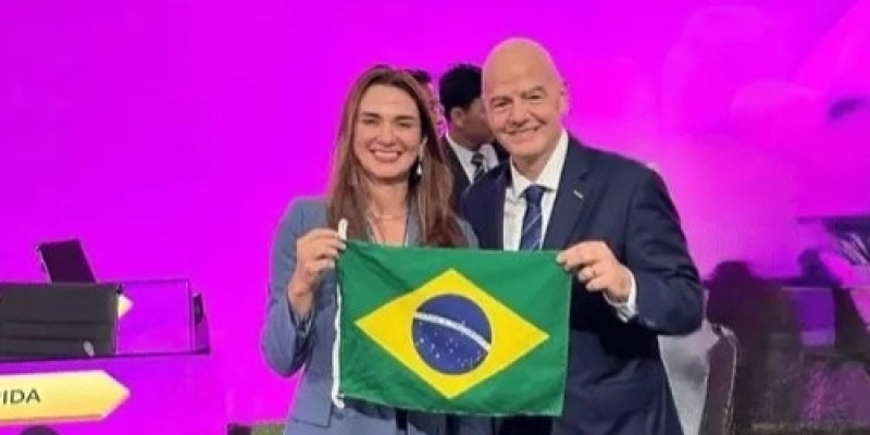 Michelle Ramalho ao lado de Gianni Infantino presidente da Fifa - Reprodução