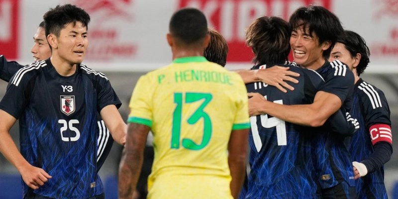 Jogadores do Japão comemoram virada sobre o Brasil - Eugene Hoshiko/ AP