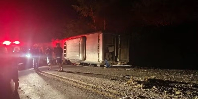 Ônibus tombou na BR-432, em Paranatama, no Agreste de Pernambuco - Reprodução/WhatsApp
