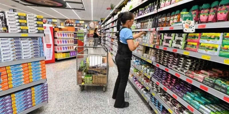 Profissional organizando prateleira de supermercado - Divulgação/Prefeitura de Campinas