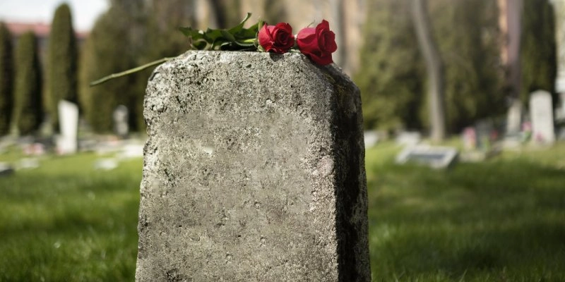 Lápide com flores - Freepik