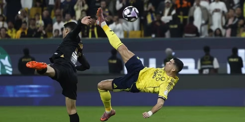 Cristiano Ronaldo marca de bicicleta na goleada do Al-Nassr sobre o Al-Khaleej - REUTERS/Hamad I Mohammed