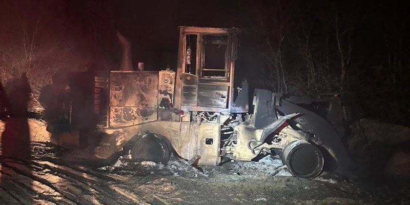 Máquina carregadeira da Prefeitura de São José de Caiana é incendiada - Redes Sociais