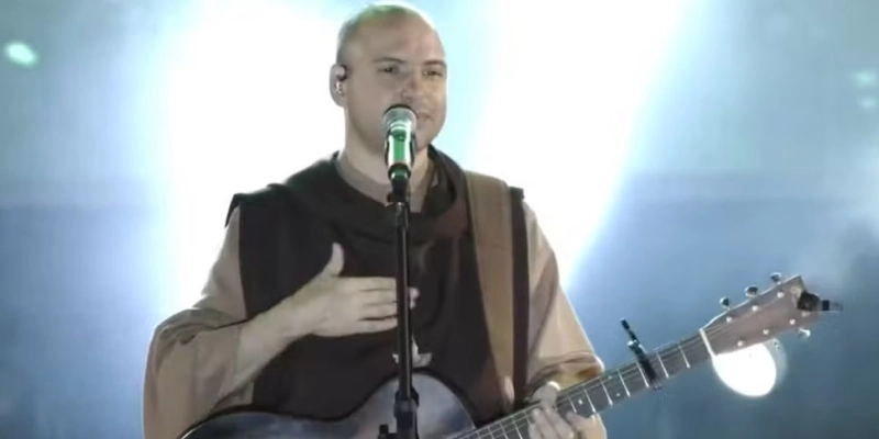 Frei Gilson se apresentou na noite deste sábado (27), na orla de João Pessoa - TV Cabo Branco/Reprodução