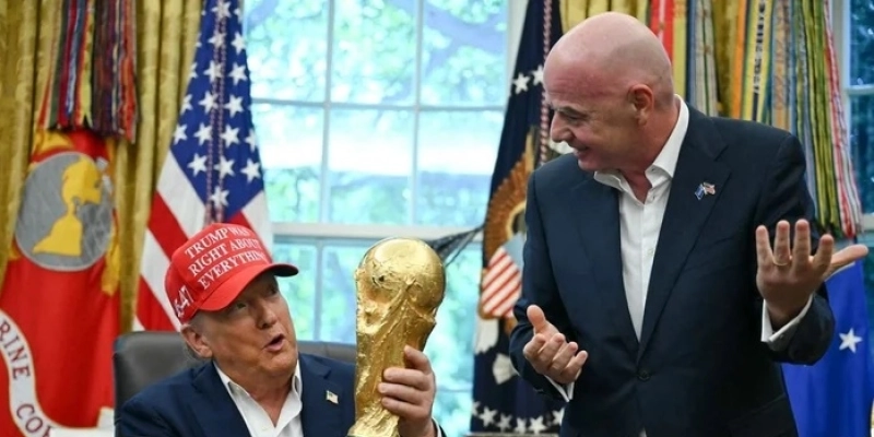 Trump segura taça da Copa do Mundo - Reprodução