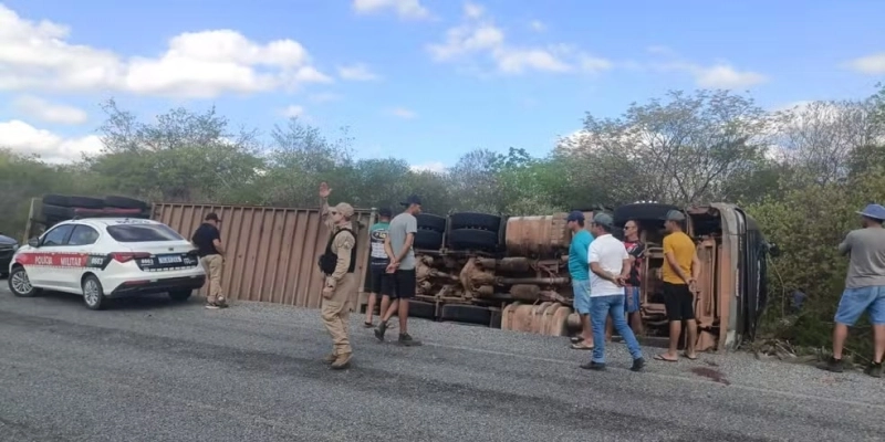 Carreta com cerca de 80 bois tomba no Sertão da Paraíba - Divulgação/Polícia Militar