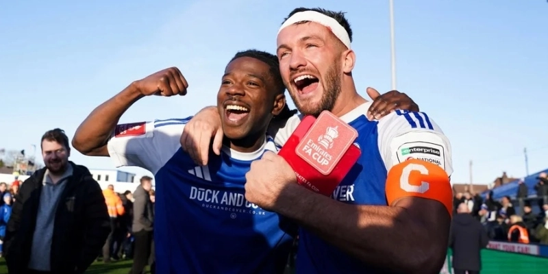 Dirigido por John Rooney, irmão do ex-atacante da seleção inglesa Wayne Rooney clube modesto do sul de Manchester protagonizou uma zebra histórica. - Martin Rickett/PA Images via Getty Images