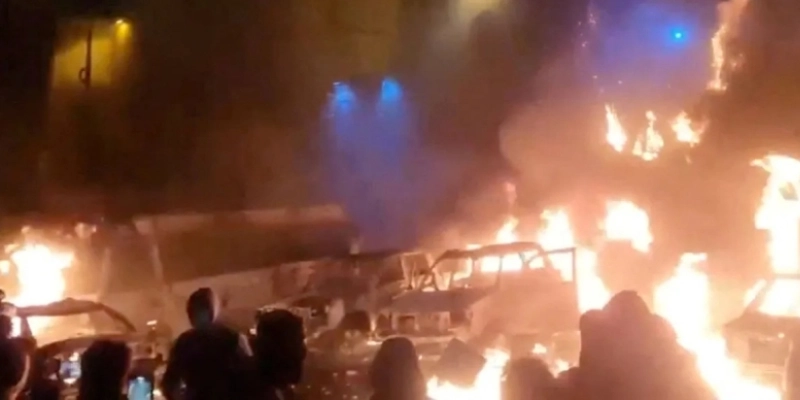 Manifestantes protestam contra regime do Irã em Teerã - Redes Sociais via Reuters