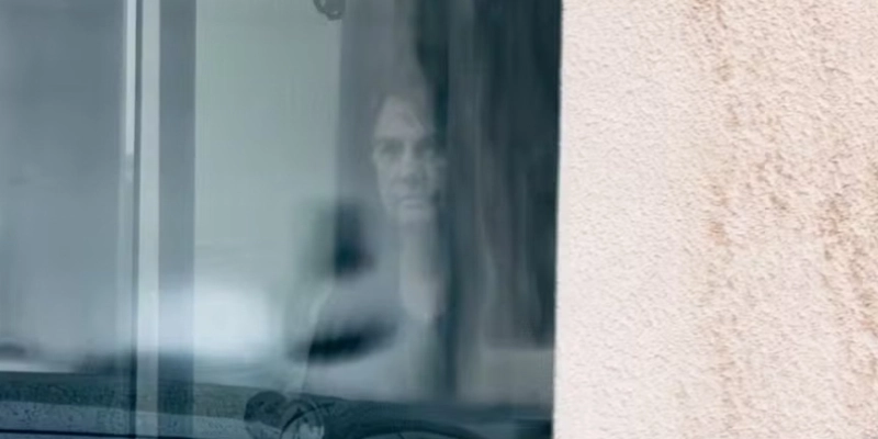 Bolsonaro é visto ao se despedir da mulher na sede da PF, após o ministro Alexandre de Moraes permitir a entrada de familiares e médicos - Brenno Carvalho / Agência O Globo