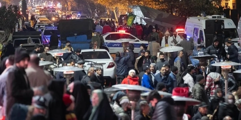 Protestos nas ruas de Teerã, capital do Irã - NurPhoto via Getty Images