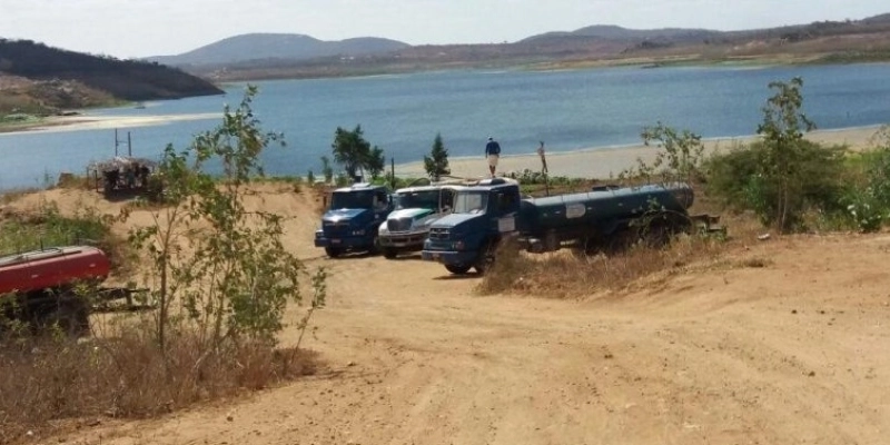 Carros-pipa retirando água do açude de Boqueirão - Reprodução