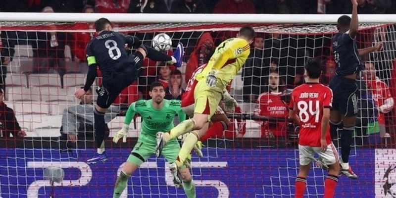 Benfica x Real Madrid - goleiro Trubin sobe para marcar o gol da classificação - REUTERS/Pedro Nunes