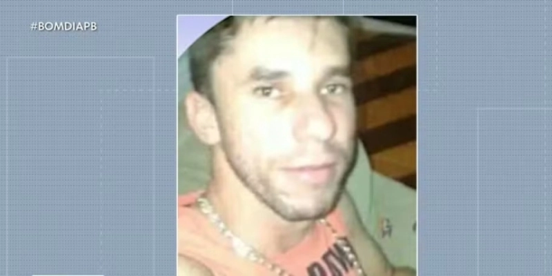 Suspeito, identificado como Erenildo Monteiro Campos, teria reagido à abordagem policial, foi baleado e morreu, na PB. - Reprodução / TV Cabo Branco