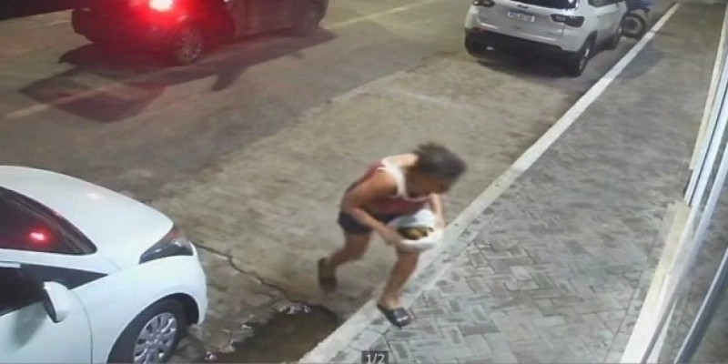 Mulher é flagrada com material de suposto trabalho espiritual em frente a salão de beleza em Patos - Câmeras de segurança 