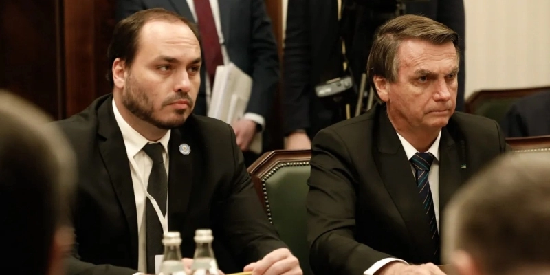 Carlos Bolsonaro e Jair Bolsonaro - Alan Santos/PR