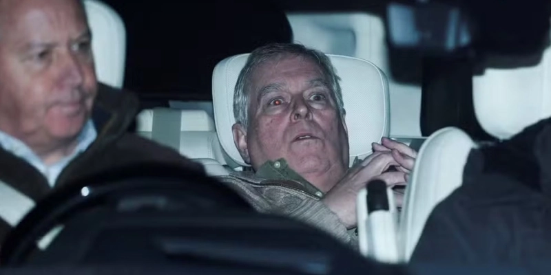 Andrew Mountbatten-Windsor após sair da delegacia de polícia de Aylsham, em Norfolk - REUTERS/Phil Noble