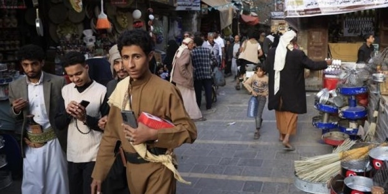 Muçulmanos caminhando por um mercado - EFE/EPA/YAHYA ARHAB