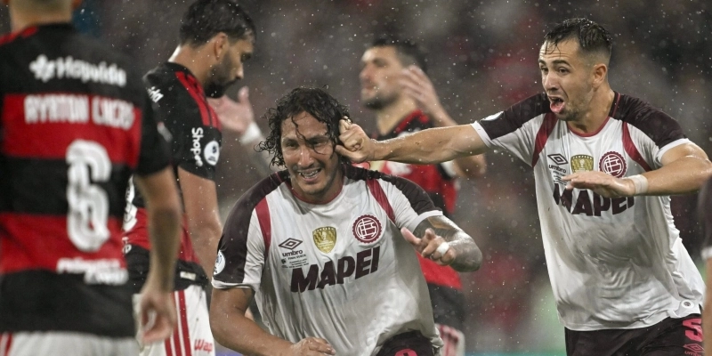 Jogadores do Lanús comemoram gol contra o Flamengo na Recopa Sul-Americana - MAURO PIMENTEL / AFP