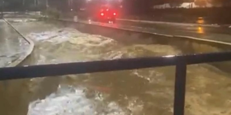 Temporal nesta sexta-feira (27) provocou alagamentos em vários bairros. - Reprodução