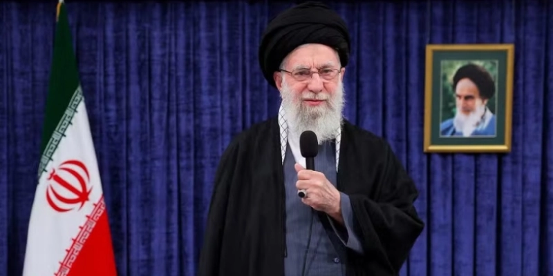 Imagem mostra Ali Khamenei durante uma transmissão de TV em fevereiro de 2026 - Office of the Iranian Supreme Leader/West Asia News Agency/Handout via REUTERS