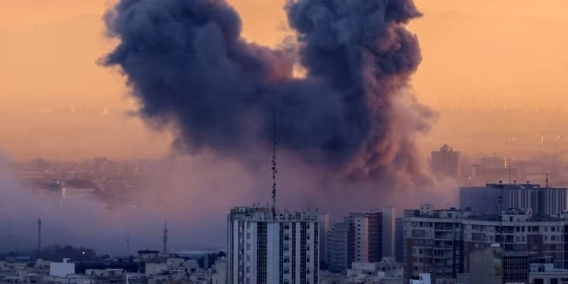 Uma coluna de fumaça se eleva após um ataque à capital iraniana, Teerã, em 3 de março de 2026 - ATTA KENARE / AFP