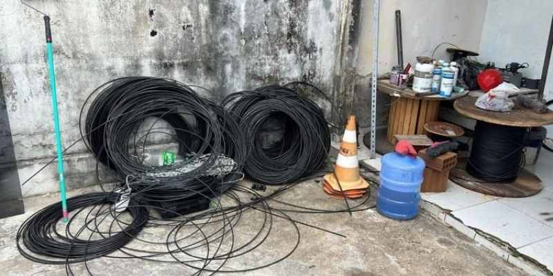 Agentes da PF apreenderam fios durante operação - Reprodução