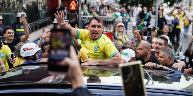 Senador Flávio Bolsonaro em manifestação - EFE/Isaac Fontana
