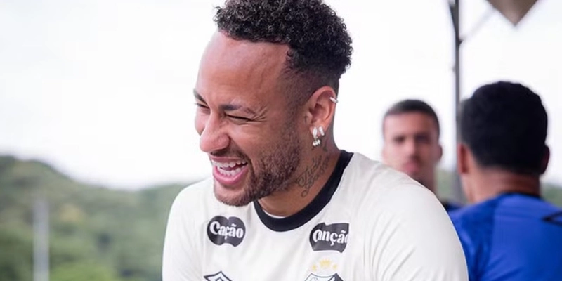 Neymar sorri durante treino do Santos - Raul Baretta/ Santos FC